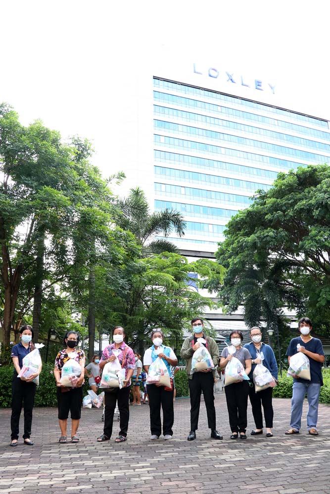 มอบข้าวสารแก่พนักงานบริษัทและพนักงานในเครือ อาทิ พนักงานธุรการ (Office Boy) พนักงานทำความสะอาด (แม่บ้าน) ที่พักอาศัยในชุมชนเขตคลองเตย เพื่อบรรเทาความเดือดร้อนจากสถานการณ์การแพร่ระบาดของโควิด-19