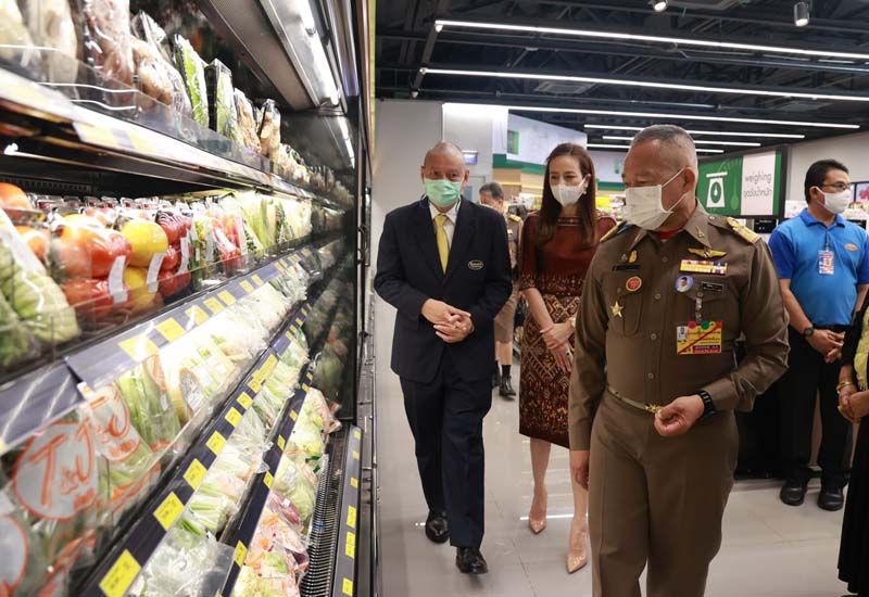 พล.อ.อ.สถิตย์พงษ์ สุขวิมล พร้อมด้วย นวลพรรณ ล่ำซำ และ พิพิธ พิชัยศรทัต เดินชมภายในร้านโกลเด้น เพลซ