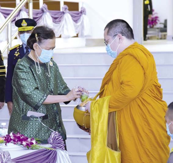 ทรงบาตรเนื่องในวันกำเนิดสถาบันการพยาบาลศรีสวรินทิรา สภากาชาดไทย