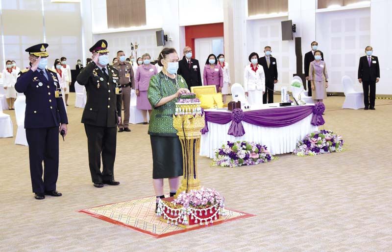 ทรงกดปุ่มไฟฟ้าเปิดอาคารสิรินธรานุสรณ์ ๖๐ พรรษา