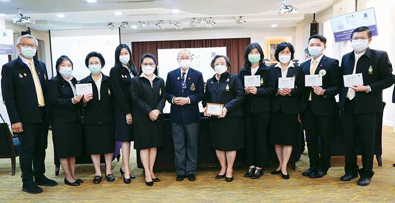 พรชัย พรศิริโกศล, สุภาภร วารีเกษม, พญ.เจรียง จันทรกมล, สุวรีย์ ชัยธำรงกูล, สิริพร
ภาณุพงศ์, ดร.สุเมธ ตันติเวชกุล ประธานมูลนิธิชัยพัฒนา, รัตนา ชินบุตรานนท์, เกศรา มัญชุศรี, นพ.ภาสกร วันชัยจิระบุญ และ สาธิต อุไรเวทโรจนกร

