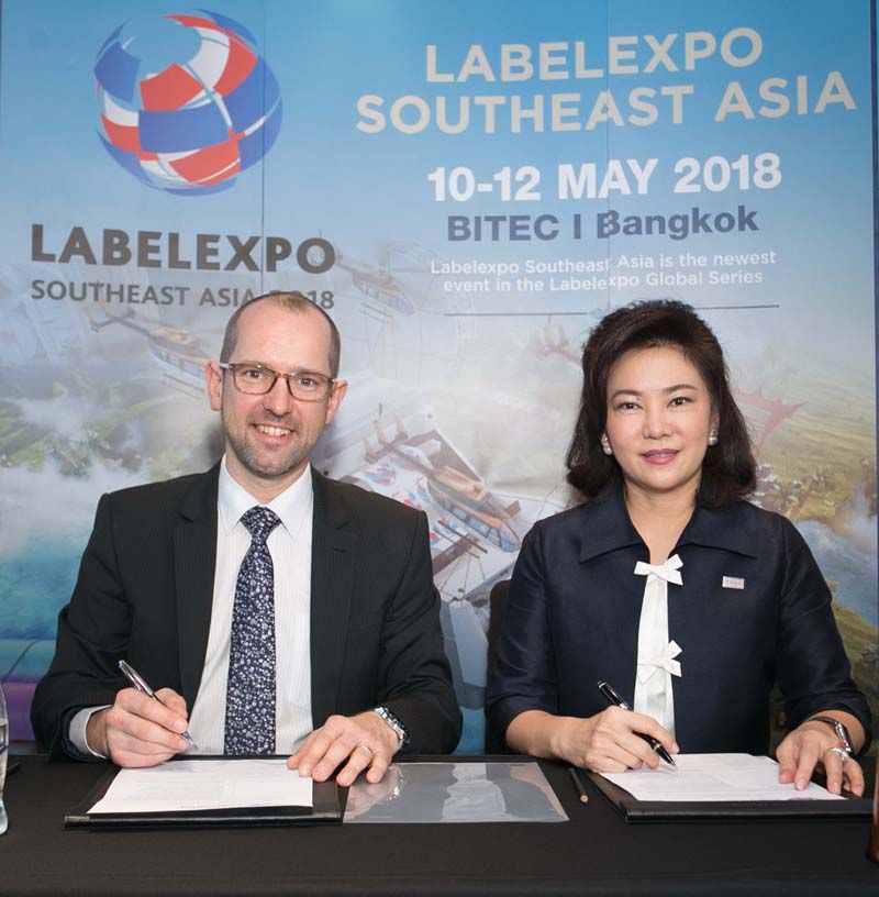 เซ็นสัญญาพันธมิตร ระหว่าง เดวิด เอ๊ทคิ่น ผู้จัดงานฝ่ายไทย กับ ประภาพร ณรงค์ฤทธิ์ นายกสมาคมการพิมพ์สกรีนไทย (TSGA)