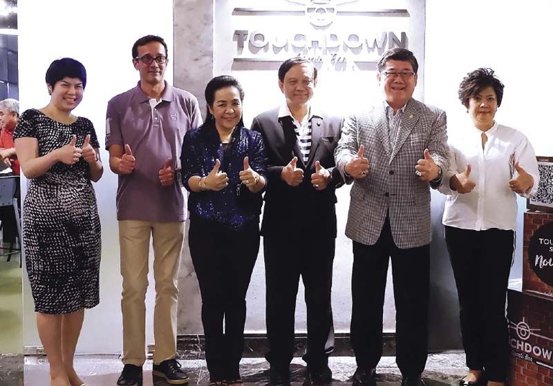 	ปิตินุช อุทัยวรรณ์, คริสตอฟ เจอโฟรย์ผจก.ทั่วไป โรงแรมโนโวเทล สุวรรณภูมิ แอร์พอร์ต, พรรณพิมล วงศ์ทองศรี ผช.กก.ผจก. ยูเอช, พล.ร.อ.อมรเทพ ณ บางช้าง 