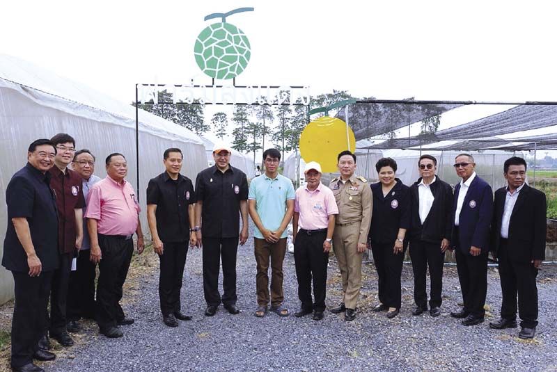 คณะกรรมการมูลนิธิอาสาเพื่อนพึ่ง (ภาฯ) ยามยาก สภากาชาดไทย นำโดย ศ.พิเศษ ดร.สุรเกียรติ์ เสถียรไทย  
รองประธานที่ปรึกษามูลนิธิฯ ,ศ.กิตติคุณ นพ.ดำรง เหรียญประยูร รองประธานมูลนิธิฯ พร้อมด้วย ท่านผู้หญิงเพ็ญศรี วัชโรทัย ,ศ.พิเศษ ธงทอง จันทรางศุ,สาโรจน์ พรประภา,นงลักษณ์  พงศ์พิสุทธิ์ ,อดิศักดิ์ ภาณุพงศ์,สรจักร เกษมสุวรรณ,ดร.อาทร จันทวิมล ,วีระศักดิ์ โควสุรัตน์รมว.กระทรวงการท่องเที่ยวและกีฬา,สายสม วงศาสุลักษณ์,ดร.รอยล จิตรดอน ประธานกรรมการปฏิรูปประเทศด้านทรัพยากรธรรมชาติและสิ่งแวดล้อม และคณะเจ้าหน้าที่มูลนิธิฯ เยี่ยมชมการบริหารจัดการน้ำชุมชน ตามแนวพระราชดำริ ชุมชนคลองรังสิต 
