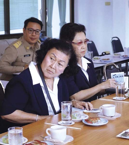 ท่านผู้หญิงเพ็ญศรี วัชโรทัยและนงลักษณ์  พงศ์พิสุทธิ์