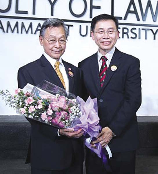 ศ.ดร.อุดม รัฐอมฤต  คณบดีคณะนิติศาสตร์ มธ. มอบดอกไม้ยินดีกับศิษย์เก่าดีเด่น ชวน หลีกภัย อดีตนายกรัฐ มนตรี