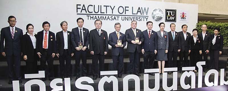 วิรัช ชินวินิจกุล องคมนตรี ประธานในพิธี พร้อมด้วย ศ.ดร.อุดม รัฐอมฤต คณบดีคณะนิติศาสตร์ มธ., สมัคร เชาวภานันท์ นายกสมาคมนิติศาสตร์ ,ชวน หลีกภัย อดีตนายกรัฐมนตรี และผู้ที่ได้รับรางวัล “เกียรติภูมินิติโดม”  