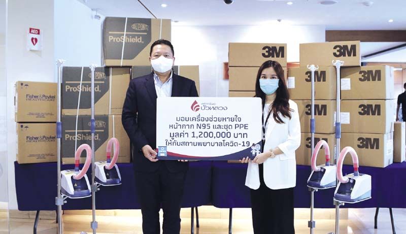 พิเชษฐ สิทธิอำนวย กก.ผอ.บล.บัวหลวง มอบเครื่องช่วยหายใจ ชุด PPE และหน้ากาก N95
ให้แก่ รพ. จำนวน 4 แห่ง

