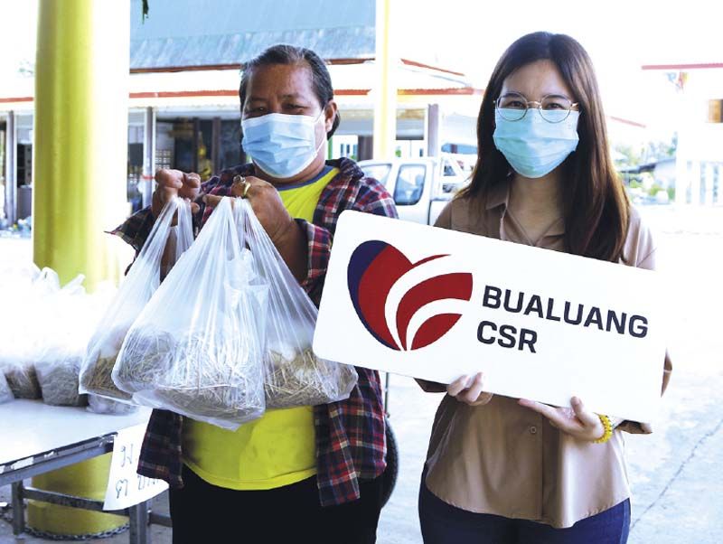 ทีมจิตอาสา BLS มอบไข่เป็ด จำนวน 9,000 ฟอง ให้แก่ชาวบ้านในชุมชนวัดไผ่ขวาง