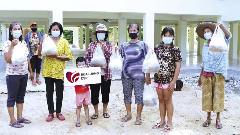 ทีมจิตอาสา BLS มอบไข่เป็ด จำนวน 9,000 ฟอง ให้แก่ชาวบ้านในชุมชนวัดไผ่ขวาง