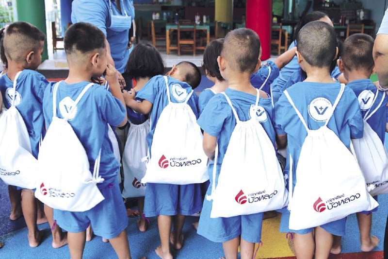 น้องๆ ในมูลนิธิร่วมกันรับถุงของขวัญจาก บล.บัวหลวง