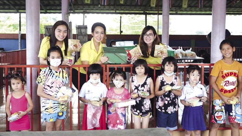 มอบเบเกอรี่ให้น้องๆ ที่ชุมชมริมคลองพระโขนง