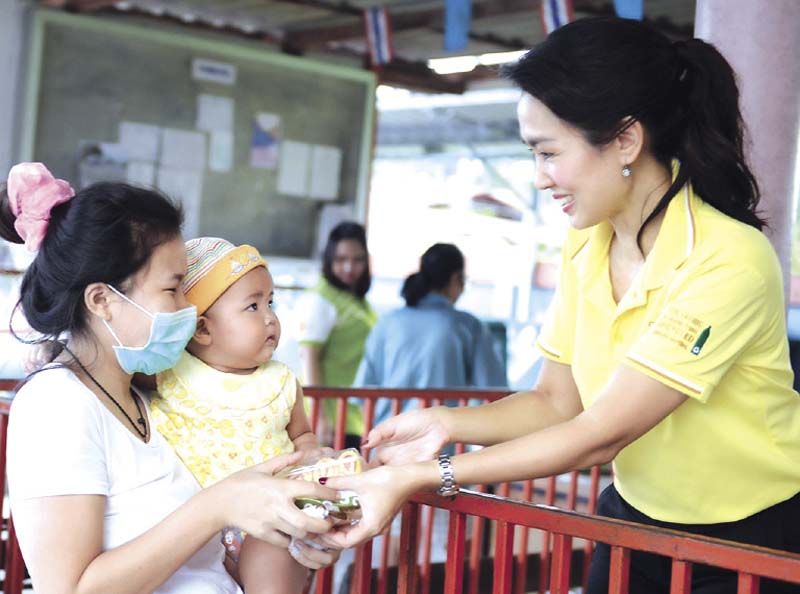 รับมอบเบเกอรี่ด้วยรอยยิ้มแห่งความสุข