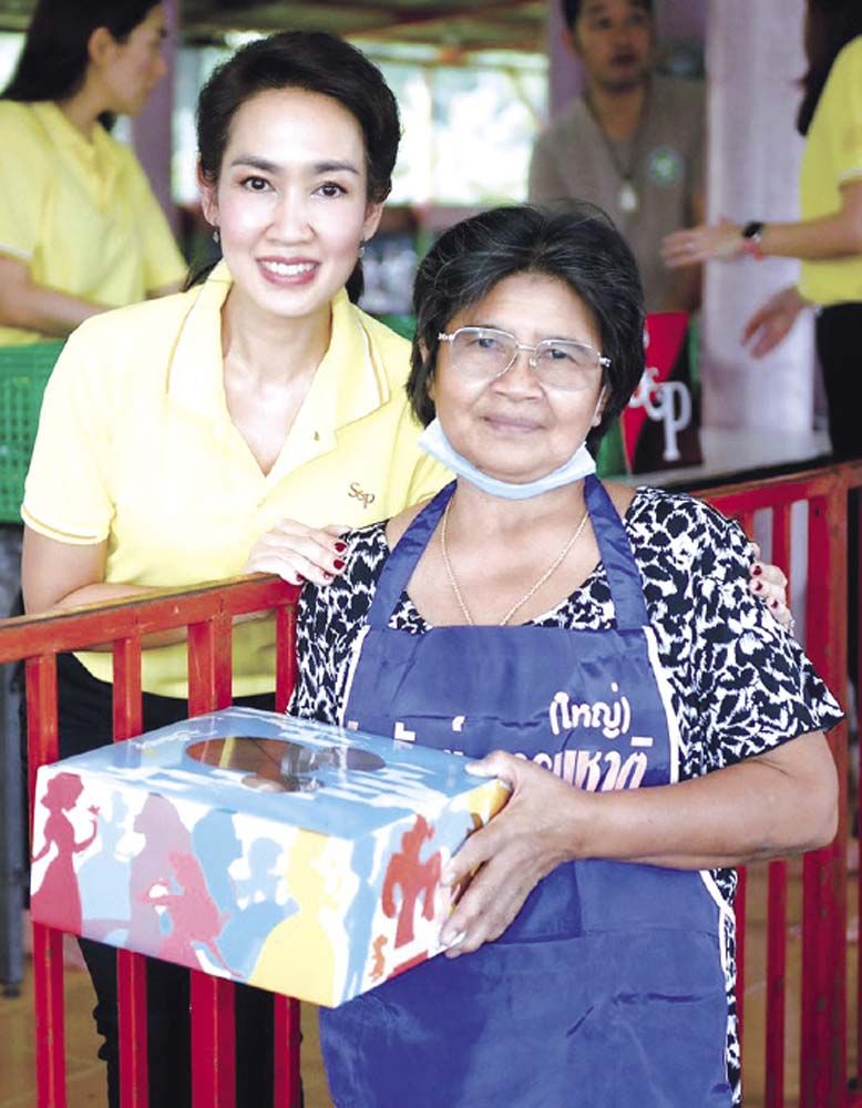 รับมอบเบเกอรี่ด้วยรอยยิ้มแห่งความสุข