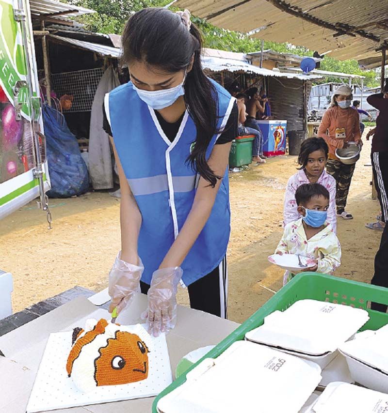 น้องๆ รอทานเค้กแสนอร่อย