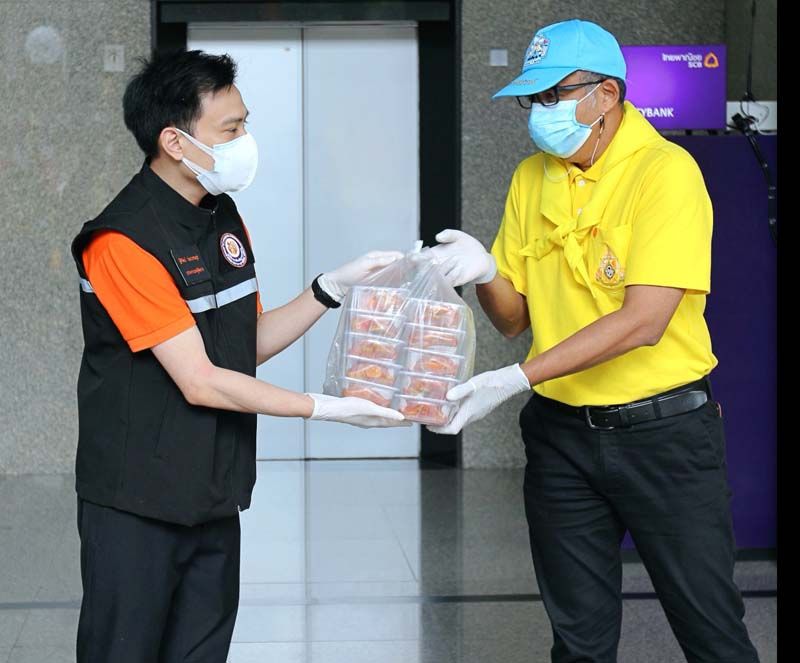 ฐิติวัฒน ว่องวรรณกุล ผจก.มูลนิธิอาสาเพื่อนพึ่ง (ภาฯ) ยามยาก สภากาชาดไทย เป็นผู้แทนมอบอาหารเพื่อแจกจ่ายให้กับประชาชนที่ได้รับผลกระทบ