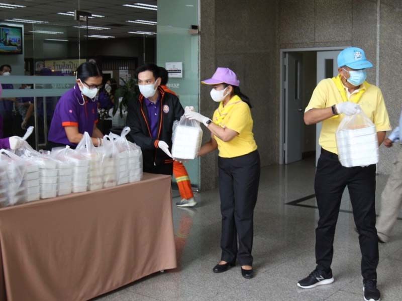 เจ้าหน้าที่เขตปทุมวันมารับมอบอาหารปรุงสุกพร้อมทานที่อาคารฯ และนำไปมอบให้กับหัวหน้าชุมชนในแต่ละชุมชนที่ได้รับผลกระทบ