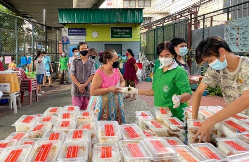 บรรยากาศมอบอาหารให้กับประชาชนได้รับผลกระทบ จำนวน 10 ชุมชน