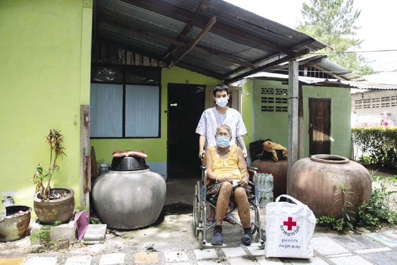ผู้ยากไร้ที่ได้รับชุดธารน้ำใจฯ