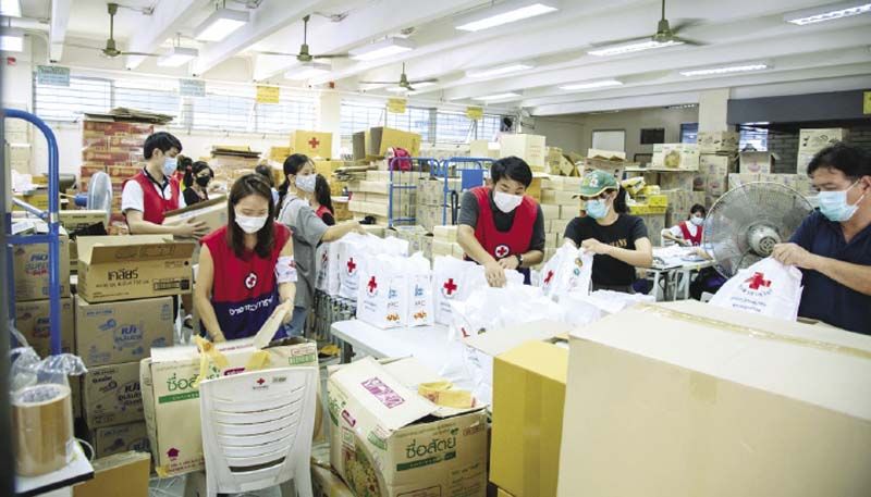อาสายุวกาชาดช่วยกันบรรจุชุดธารน้ำใจฯ เพื่อนำไปช่วยเหลือผู้ที่เดือดร้อนในสถานการณ์การแพร่ระบาดของโรคโควิด-19