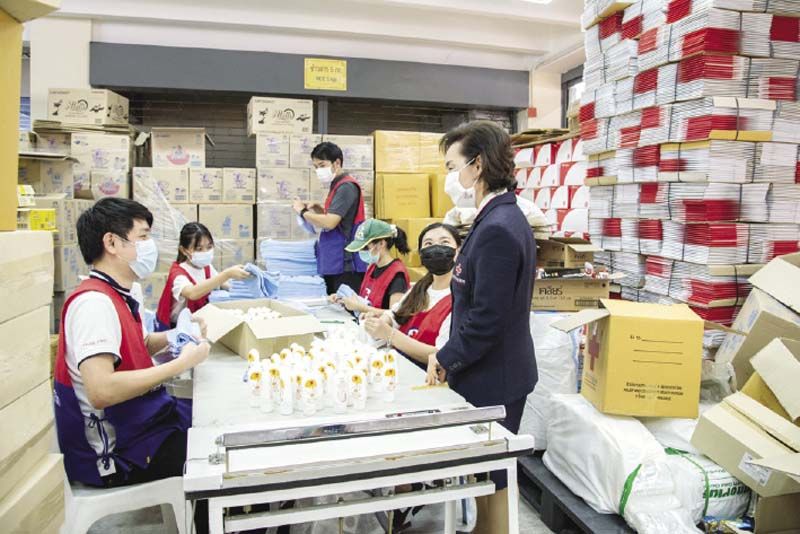 อาสายุวกาชาดช่วยกันบรรจุชุดธารน้ำใจฯ เพื่อนำไปช่วยเหลือผู้ที่เดือดร้อนในสถานการณ์การแพร่ระบาดของโรคโควิด-19