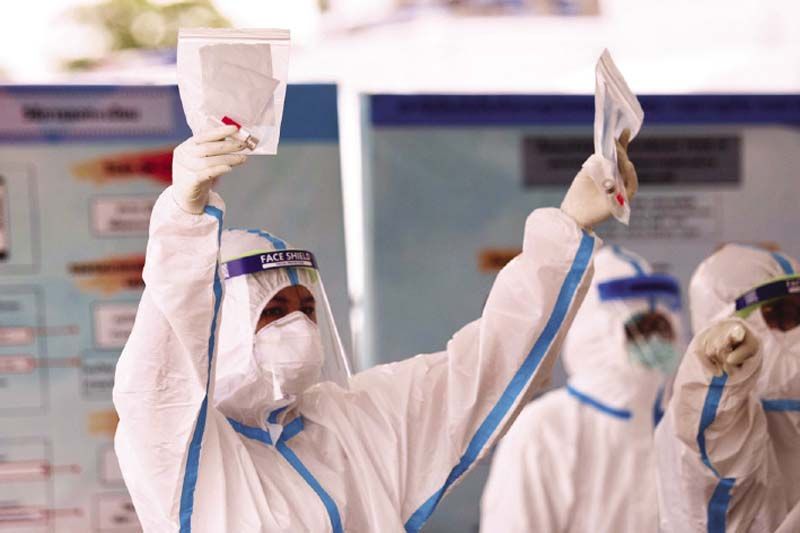 เจ้าหน้าที่ช่วยกันตรวจค้นหาโควิด-19 ด้วยวิธี Swab หรือ PCR ให้ประชาชนที่ลงทะเบียนผ่านแอปพลิเคชั่น Queq