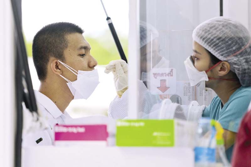 เจ้าหน้าที่ช่วยกันตรวจค้นหาโควิด-19 ด้วยวิธี Swab หรือ PCR ให้ประชาชนที่ลงทะเบียนผ่านแอปพลิเคชั่น Queq