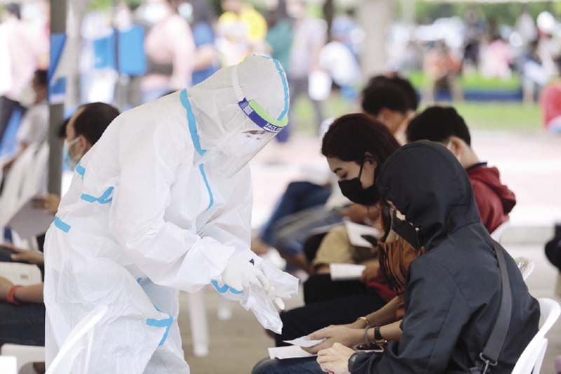 เจ้าหน้าที่ช่วยกันตรวจค้นหาโควิด-19 ด้วยวิธี Swab หรือ PCR ให้ประชาชนที่ลงทะเบียนผ่านแอปพลิเคชั่น Queq