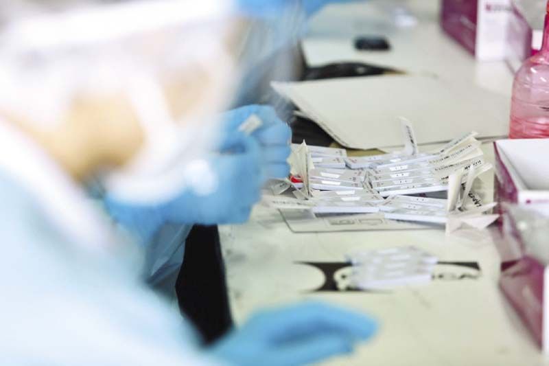 เจ้าหน้าที่ช่วยกันตรวจค้นหาโควิด-19 ด้วยวิธี Swab หรือ PCR ให้ประชาชนที่ลงทะเบียนผ่านแอปพลิเคชั่น Queq