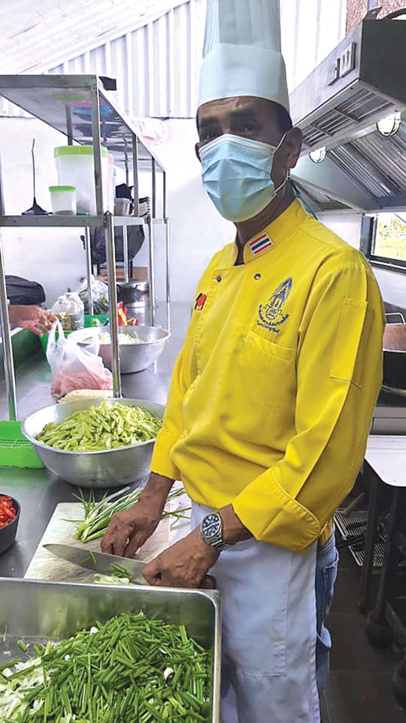 เชฟจิตอาสา ภาคใต้ จังหวัดภูเก็ต ร่วมกับร้านอาหารเพลินจิต เปิดครัวโครงการนํ้าพระทัยพระราชทานส่งมอบอาหารให้ประชาชนที่ได้รับความเดือดร้อน
