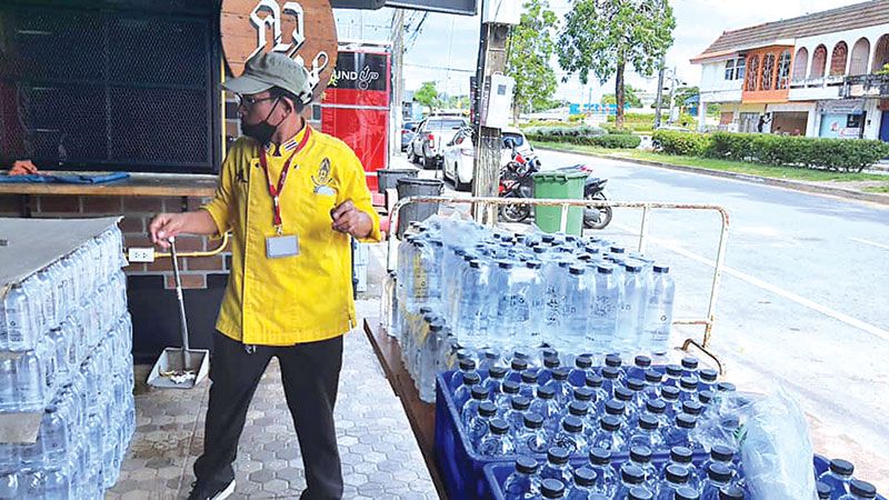 เชฟจิตอาสา ภาคใต้ จังหวัดภูเก็ต ร่วมกับร้านอาหารเพลินจิต เปิดครัวโครงการนํ้าพระทัยพระราชทานส่งมอบอาหารให้ประชาชนที่ได้รับความเดือดร้อน
