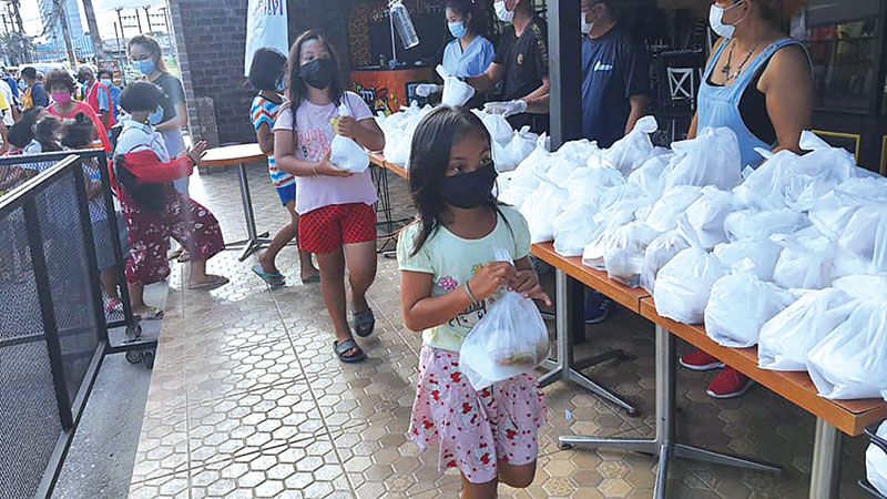 เชฟจิตอาสา ภาคใต้ จังหวัดภูเก็ต ร่วมกับร้านอาหารเพลินจิต เปิดครัวโครงการนํ้าพระทัยพระราชทานส่งมอบอาหารให้ประชาชนที่ได้รับความเดือดร้อน