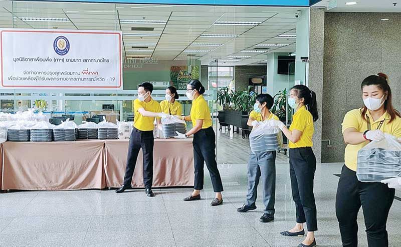 แจกจ่ายอาหารปรุงสุกพร้อมทาน จำนวน 6,900 กล่อง ให้แก่ประชาชนที่ได้รับผลกระทบจากโควิด-19