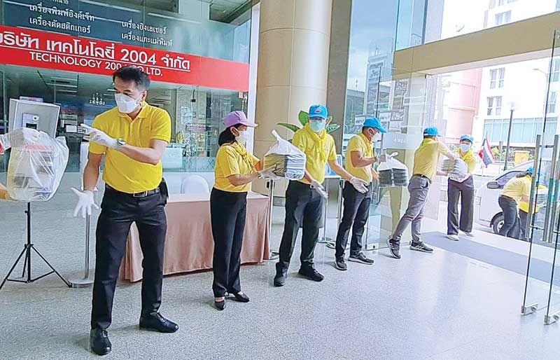 แจกจ่ายอาหารปรุงสุกพร้อมทาน จำนวน 6,900 กล่อง ให้แก่ประชาชนที่ได้รับผลกระทบจากโควิด-19