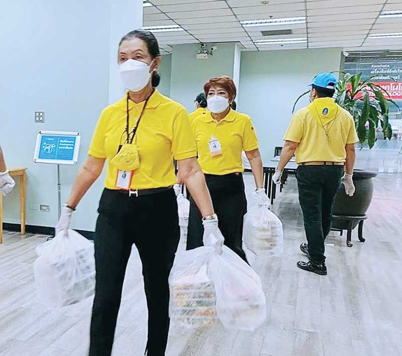 แจกจ่ายอาหารปรุงสุกพร้อมทาน จำนวน 6,900 กล่อง ให้แก่ประชาชนที่ได้รับผลกระทบจากโควิด-19