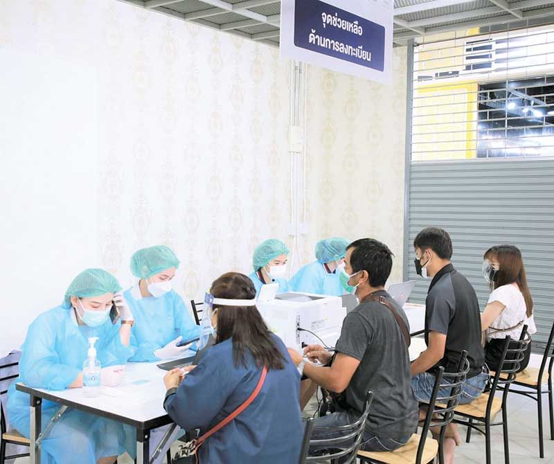 ศูนย์บริการฉีดวัคซีน ตั้งอยู่บริเวณชั้น 2 พาราไดซ์ เพลส มีความกว้างขวาง รองรับประชาชนที่มารับบริการฉีดวัคซีน ตามเป้าหมายไม่น้อยกว่า 1,000 คนต่อวัน