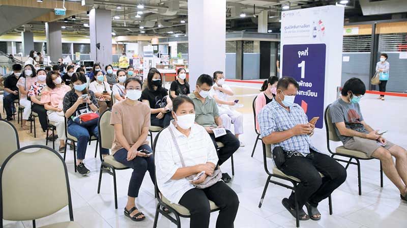 ศูนย์บริการฉีดวัคซีน ตั้งอยู่บริเวณชั้น 2 พาราไดซ์ เพลส มีความกว้างขวาง รองรับประชาชนที่มารับบริการฉีดวัคซีน ตามเป้าหมายไม่น้อยกว่า 1,000 คนต่อวัน