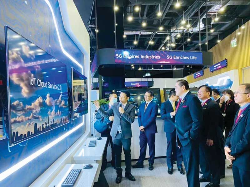 ศ.พิเศษ ดร.สุรเกียรติ์ เสถียรไทย เดินชมภายในงาน