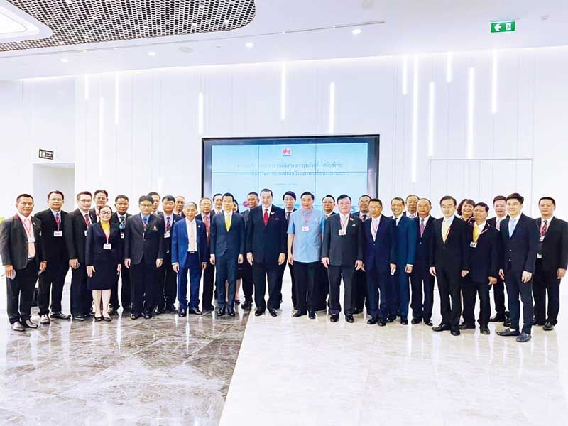 ศ.พิเศษ ดร.สุรเกียรติ์ เสถียรไทย ร่วมถ่ายภาพกับผู้บริหารและเจ้าหน้าที่
