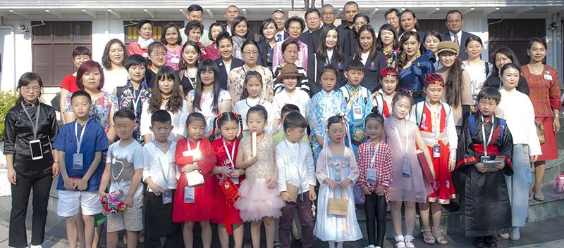 คณะทูตวัฒนธรรมเยาวชนดีเด่น 2018 ถ่ายรูปร่วมกับคณะผู้บริหารและคณะกรรมการสมาคมผู้ปกครองและครูโรงเรียนราชินีบน