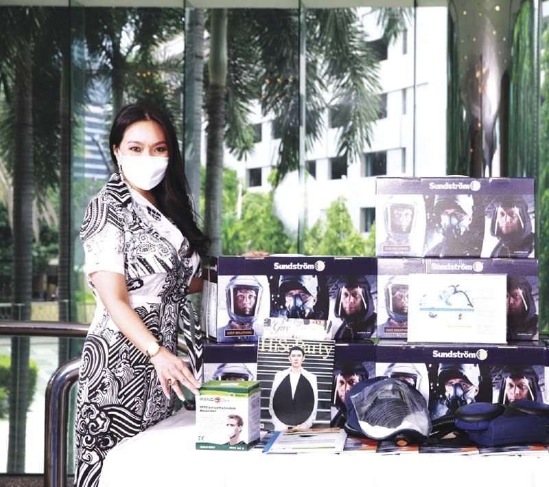 ปรียามล ธนวิสุทธิ์ พร้อมด้วยอุปกรณ์เครื่องกรองอากาศ PAPR