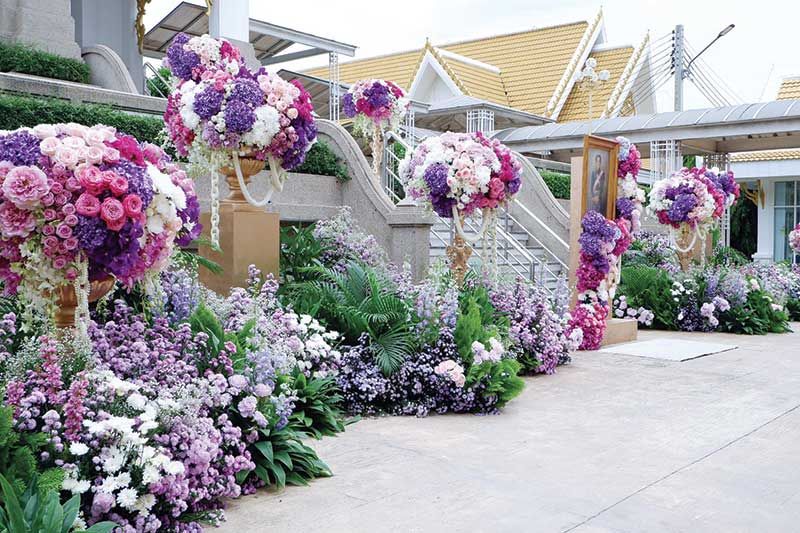 ลูกหลานช่วยกันจัดตกแต่งดอกไม้ด้วยความตั้งใจอย่างเต็มที่ แม้จะมีเวลา
วันเดียวแต่ก็ตกแต่งได้อย่างสวยงามสมเกียรติผู้วายชนม์

วาณี ชุณหะวัณ บุตรสาวผู้วายชนม์ ร่วมไว้อาลัยคุณแม่เป็นครั้งสุดท้าย