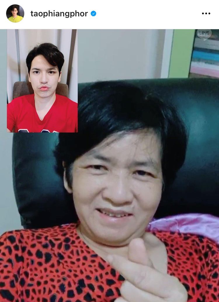 เต๋า - เศรษฐพงศ์ เพียงพอ โชว์ภาพสุดคิ้วท์ ที่วิดีโอคอลคุยกับ คุณแม่ณัชชา เพียงพอ ในยามที่ไม่ได้เจอกัน พร้อมแคปหน้าจอ             มือถือโพสลง IG @taophiangphor เห็นแล้วยิ้มแก้มปริ พร้อมเชิญชวนทุกคนมาบอกรักแม่เนื่องในโอกาสวันแม่แห่งชาติปีนี้ พร้อมใส่ #STHบอกรักแม่Challenge “เต๋าอยากจะบอกคุณแม่ว่า “คุณแม่สู้ๆ” เพราะคุณแม่เต๋าเป็นพยาบาลที่ต่อสู้เพื่อรักษาผู้ป่วยโควิด อยากจะบอกรักแม่ให้กำลังใจแม่สู้ๆ นะครับ ดูแลสุขภาพด้วยนะครับ เต๋ารักแม่ครับ” 