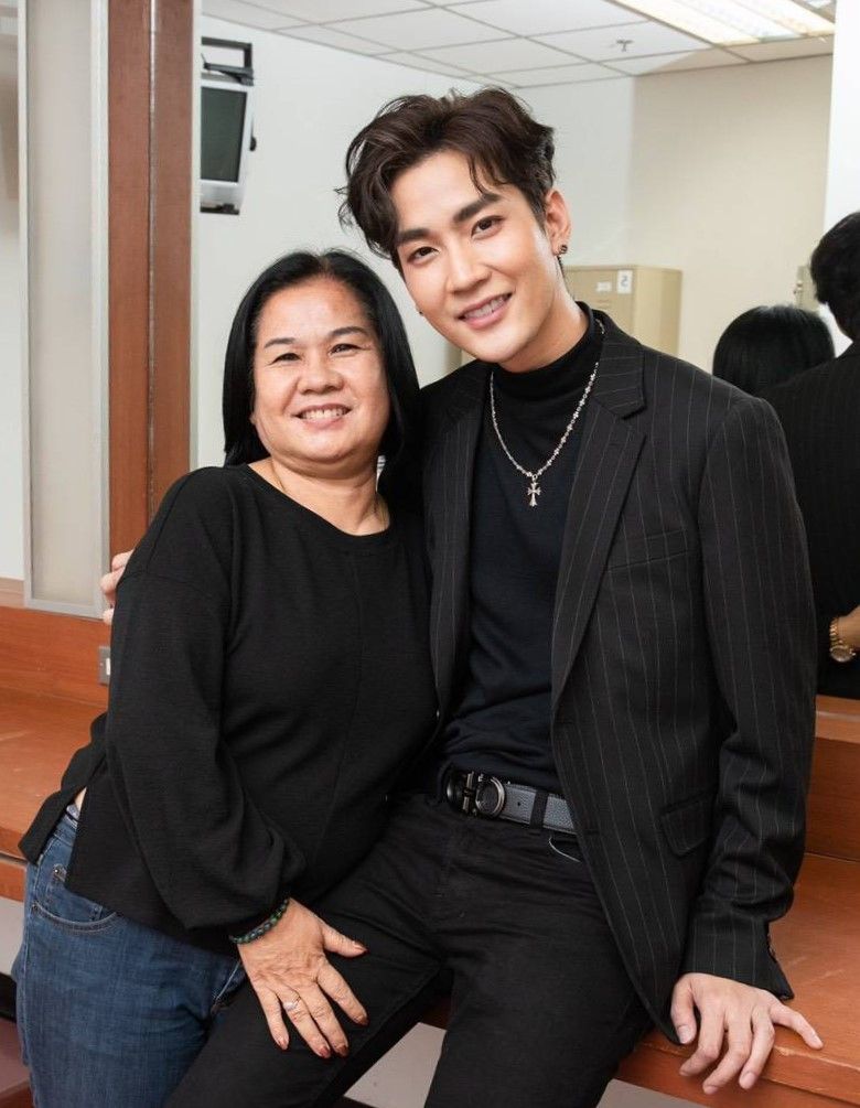 คิมม่อน - วโรดม เข็มมณฑา และ คุณแม่ปิยวดี เข็มมณฑา
“อยากให้คุณแม่สุขภาพแข็งแรง คิดถึงแม่ อยากโทรหา อยากให้คุณแม่อยู่กับลูกไปนานๆ พักผ่อนเยอะๆ และสุดท้ายอยากจะบอกว่า ... รักแม่นะครับ” 
 

