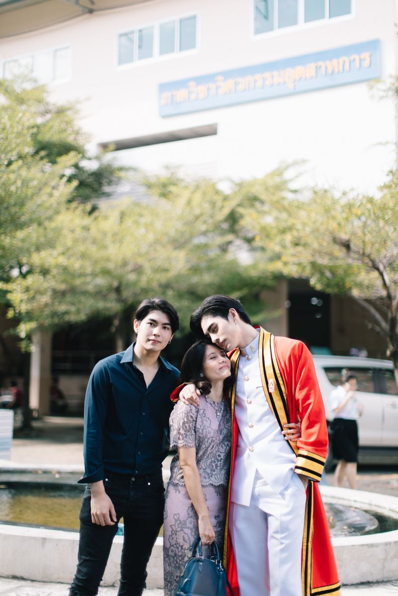 ดุล - ดุล ร่มจำปา และ คุณแม่ดวงกมล ร่มจำปา
“แม่ครับ สุขสันต์วันแม่นะครับ วันแม่ปีนี้ขอให้คุณแม่มีความสุข และสุขภาพร่างกายแข็งแรง ขอบคุณแม่มากๆ สำหรับทุกอย่างนะครับ ตั้งแต่เด็กมาไม่ว่าจะอยากทำอะไรแม่ก็จะคอยซัพพอร์ตทุกๆ เรื่องเลย ดูแลตัวเองดีๆ นะครับช่วงนี้ ไว้โควิดหมดไปเที่ยวกันนะครับ รักแม่ครับ”
