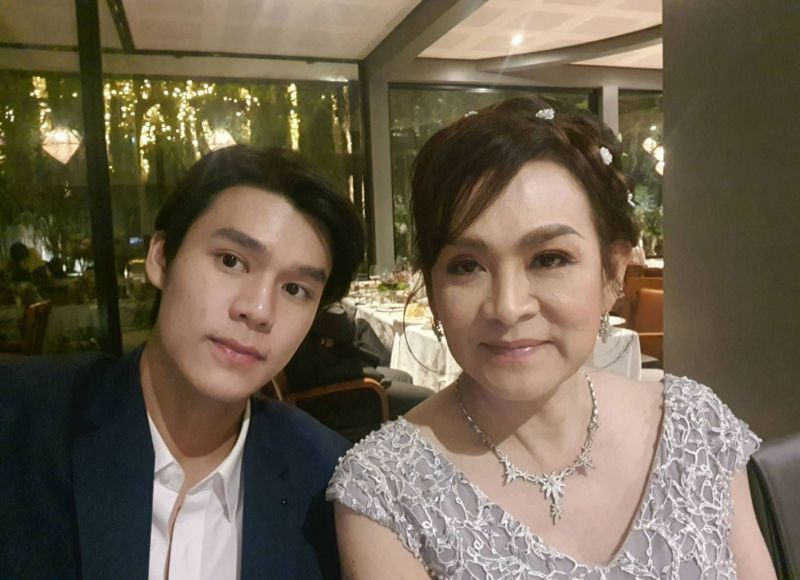 เจมส์ - กษม กาญจนวัฒนา และ คุณแม่กัลยา กาญจนวัฒนา
“สุขสันต์วันแม่นะครับคุณแม่ เนื่องในวันแม่ เจมส์อยากจะขอโทษคุณแม่ ที่เป็นเด็กดื้อ ไม่ยอมเชื่อฟังคุณแม่ในหลายๆ เรื่อง ชอบเอาความคิดตัวเองเป็นใหญ่ เชื่อมั่นในตัวเองมากเกินไป จนบางครั้งก็ทำพลาดอะไรหลายๆ อย่าง ... ต่อจากนี้จะเชื่อฟังคุณแม่ให้มากขึ้น ลดทิฐิตัวเองลง จะเป็นลูกที่ดี จะตั้งใจทำงาน และจะทำให้ประสบความสำเร็จให้คุณแม่เห็นนะครับ รักคุณแม่นะครับ”
