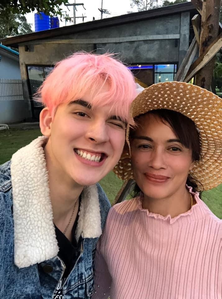 ISBANKY - มณฑป เหมตาล และ คุณแม่พเยาว์ เหมตาล
“เนื่องในโอกาสวันแม่แห่งชาติ อยากจะมาบอกรักแม่ผ่านโซเชียล รักแม่มากๆ จริงๆ ผมบอกรักแม่ทุกวัน แต่ตอนนี้ผมมาอยู่กรุงเทพ                  แล้วกลับไปจันทบุรีไม่ได้ เลยไม่มีโอกาสได้กอดท่าน ถึงจะอยู่ไกลแต่ก็คิดถึงนะครับ อยากจะฝากถึงทุกๆ คน ใครที่อยู่ไกล ไม่สามารถกลับไปกอดแม่ได้ ก็ให้โทรศัพท์ไปบอกคิดถึงท่าน บอกรักท่าน หรือไม่ก็ส่งข้อความไลน์ไปบอกท่าน แค่นี้แม่ก็มีความสุขมากๆ ครับ”
