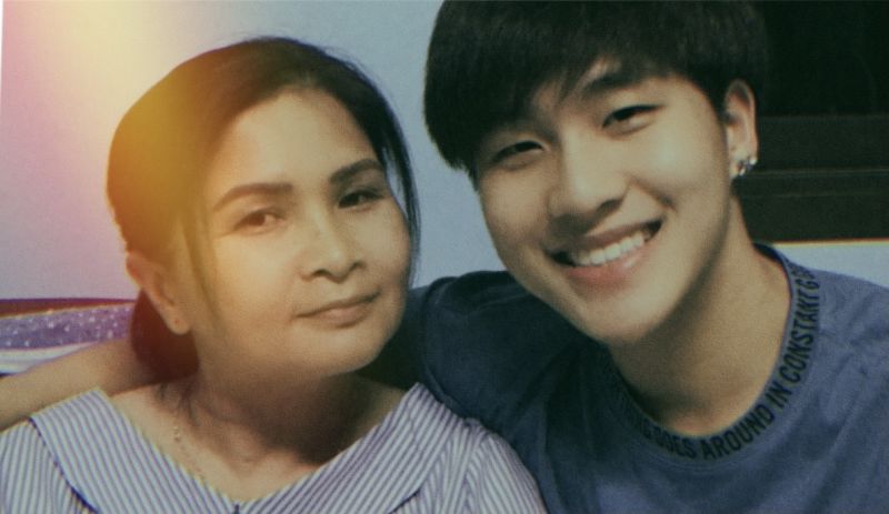 แบงค์ - ธีวรา ปัญญะธารา และ คุณแม่จารุมาศ ปัญญะธารา
“วันนี้เป็นวันแม่ แบงค์อยากจะอวยพรคุณแม่ของแบงค์ให้สุขภาพแข็งแรง อยู่กับลูกไปนานๆ ขอให้คุณแม่ไม่ติดโควิด ไม่มีอะไรจะพูดมาก และสัญญาว่าจะเป็นลูกที่ดีของคุณแม่ และอยากจะฝากถึงคุณแม่คุณพ่อท่านอื่นๆ ช่วงนี้โควิดระบาดหนัก และเชื้อค่อนข้างรุนแรง อยากให้ทุกคนระวังตัวและรักษาสุขภาพกันด้วยครับ สุดท้าย... แบงค์รักแม่นะครับ”
