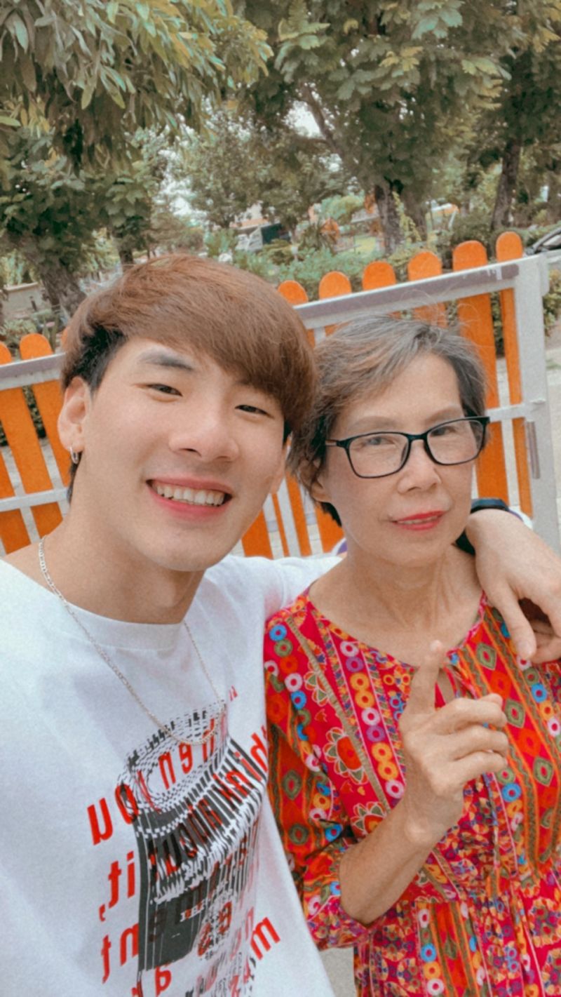 บิ๊ก - ธนกร กุลจรัสสมบัติ และ คุณแม่วิไล กุลจรัสสมบัติ
“รักแม่นะครับ” (และบิ๊กก็เอี้ยวตัวไปหอมคุณแม่ตามคลิปน่ารักมากๆ)

