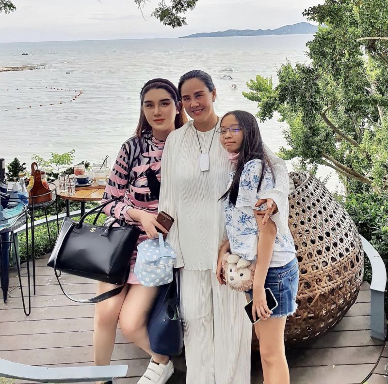 ฟลุค - วชิรวิชญ์ จารุเรืองพงศ์ และ คุณแม่รมิดา จุฬาพักต์ภากร
“เนื่องในโอกาสวันแม่ในปีนี้ ฟลุคก็จะมาบอกรักคุณแม่ผ่านวิดีโอ เนื่องจากฟลุคกับคุณแม่อยู่คนละจังหวัด ไม่สามารถเดินทางมาเจอกันได้ ช่วงนี้เราก็ต้องเว้นระยะห่าง ก็ขอให้คุณแม่มีสุขภาพร่างกายแข็งแรง ขอให้คุณแม่มีความสุขทุกวัน ฟลุครักแม่มากนะคะ”
